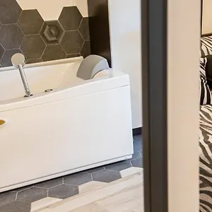 Suite Black And Wite